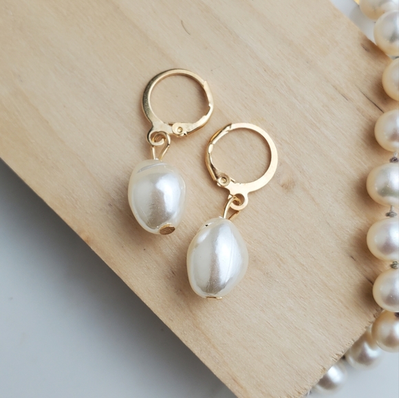 💫5/$25 Danty Pearl Huggie earrings - Picture 3 of 5